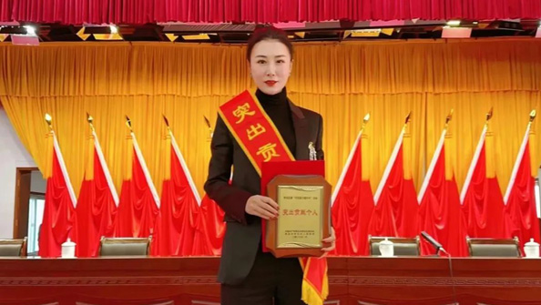 熱烈祝賀集團(tuán)總經(jīng)理張娟在李滄區(qū)“作風(fēng)能力提升年”活動(dòng)中，獲評(píng)“突出貢獻(xiàn)個(gè)人”榮譽(yù)稱號(hào)